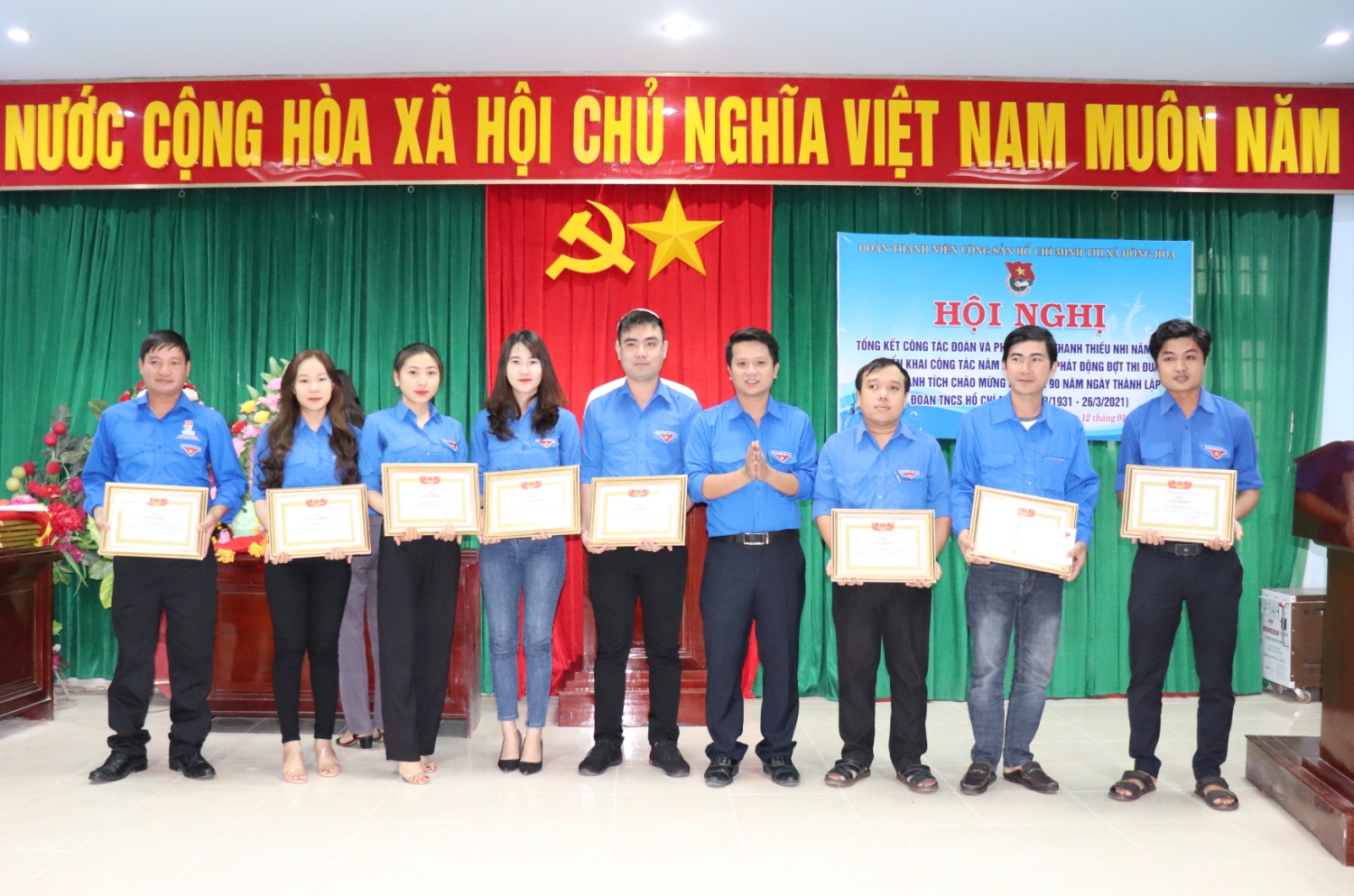 Phó Bí thư Thị Đoàn Lê Vũ Long trao giấy khen cho các cá nhân.