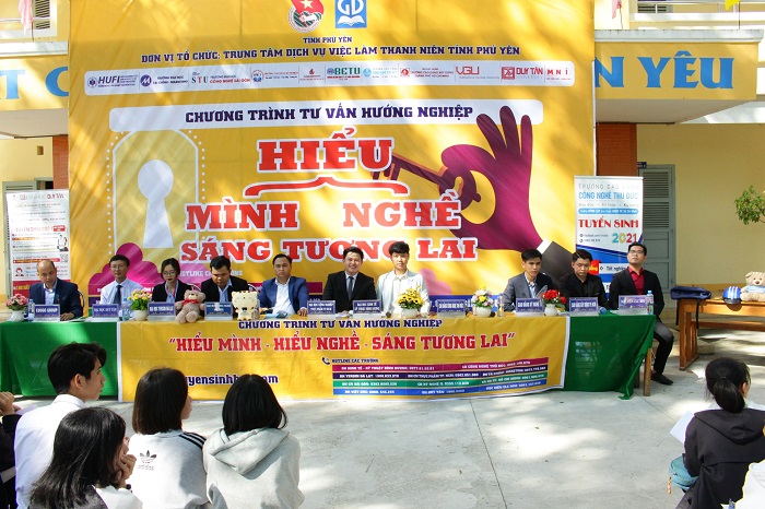 Quang cảnh tư vấn hướng nghiệp cho học sinh tại Trường THPT Trần Quốc Tuấn.
