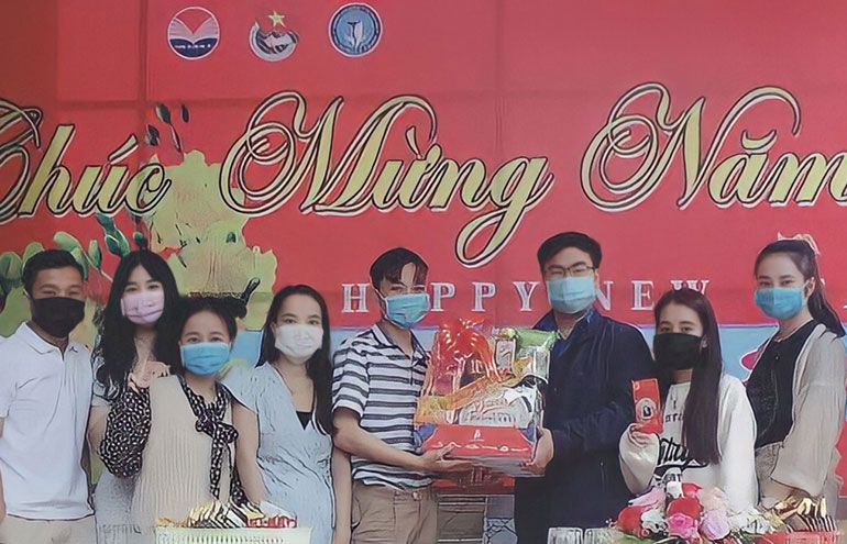 Đoàn Khối Cơ quan, Doanh nghiệp tỉnh thăm, tặng quà, chúc Tết các sinh viên Lào đang học tập tại Phú Yên