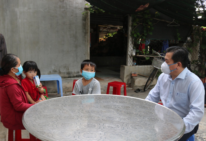 Chủ tịch UBND tỉnh Phú Yên Trần Hữu Thế đến thăm gia đình 2 cháu mồ côi khi mẹ mất vì Covid-19.