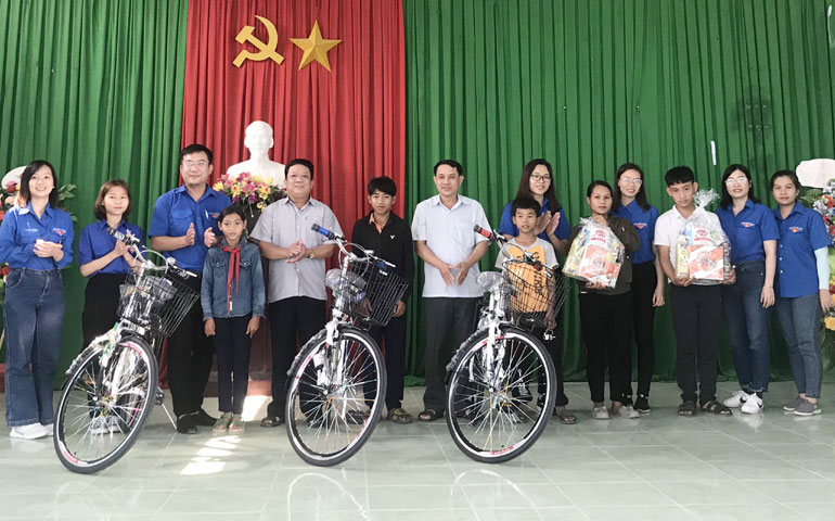 Đại diện các chi đoàn tặng xe đạp cho học sinh và trao quà cho các gia đình có hoàn cảnh khó khăn ở xã Xuân Quang 1, huyện Đồng Xuân.