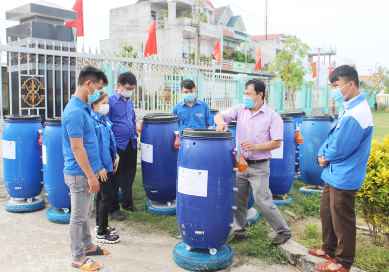 TS Võ Anh Khuê hướng dẫn cách thức ủ rác thải thành phân hữu cơ cho các bạn đoàn viên thanh niên xã Hòa An.