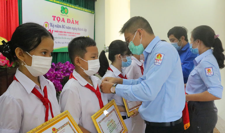 Chủ tịch Hội đồng Đội TP Tuy Hòa và Bí thư Thành đoàn Tuy Hòa gắn Huy hiệu Đội, tặng giấy khen cho các đội viên có thành tích xuất sắc giai đoạn 2019-2021.