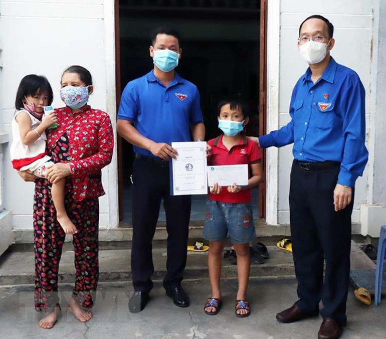 Tỉnh Đoàn và Hội đồng Đội tỉnh Phú Yên tặng học bổng nhận đỡ đầu trẻ mồ côi mẹ vì dịch COVID-19.