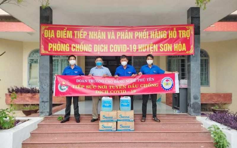 tuổi trẻ huyện Sơn Hòa tiếp nhận nhu yếu phẩm hỗ trợ người dân.