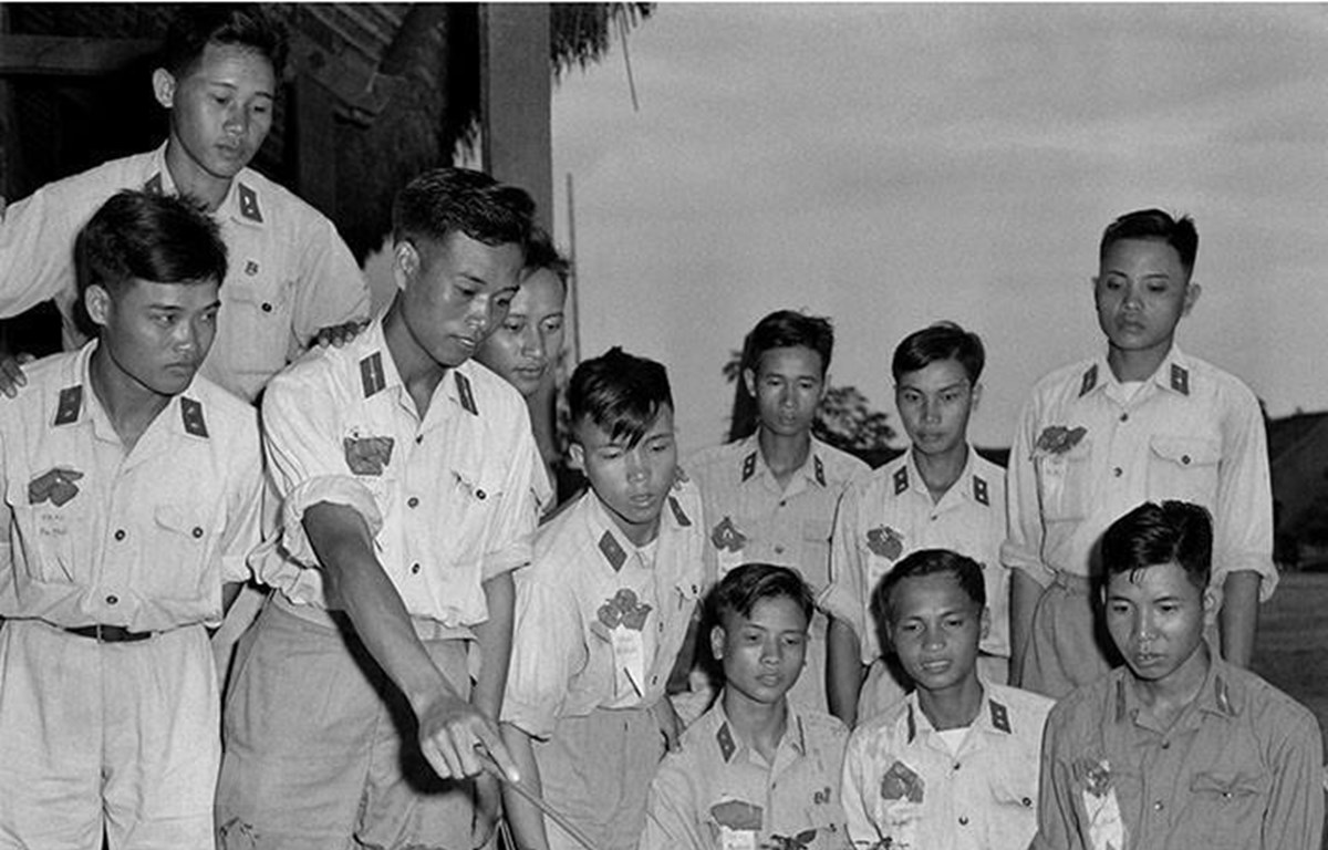 Hạ sỹ Phạm Ngọc Cương, lá cờ đầu trong phong trào thi đua chiến sỹ 'Ba nhất', Đại đội 3 (Sư đoàn 304) cùng các chiến sỹ 'Ba nhất' ôn tập bài mục trên sa bàn thao trường. (Ảnh: TTXVN)
