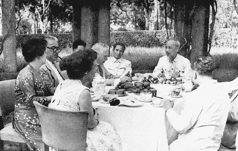​ Chủ tịch Hồ Chí Minh tiếp Đoàn Nghị sỹ Quốc hội Anh sang thăm Việt Nam (4-5-1957). (Ảnh: Tư liệu).
