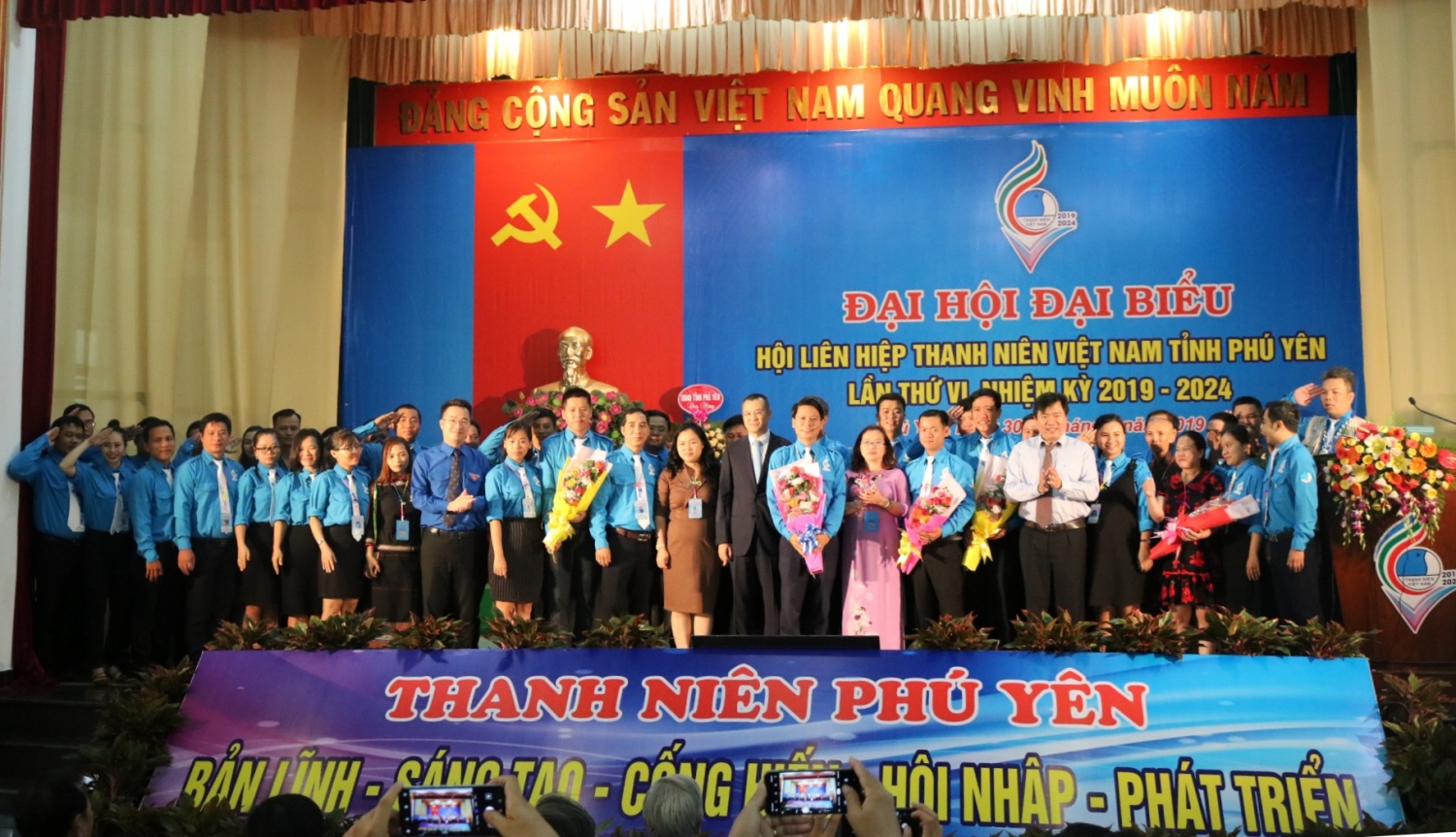 Các đồng chí lãnh đạo tặng hoa chúc mừng Ủy ban Hội LHTN Việt Nam khóa VI, nhiệm kỳ 2019 - 2024.