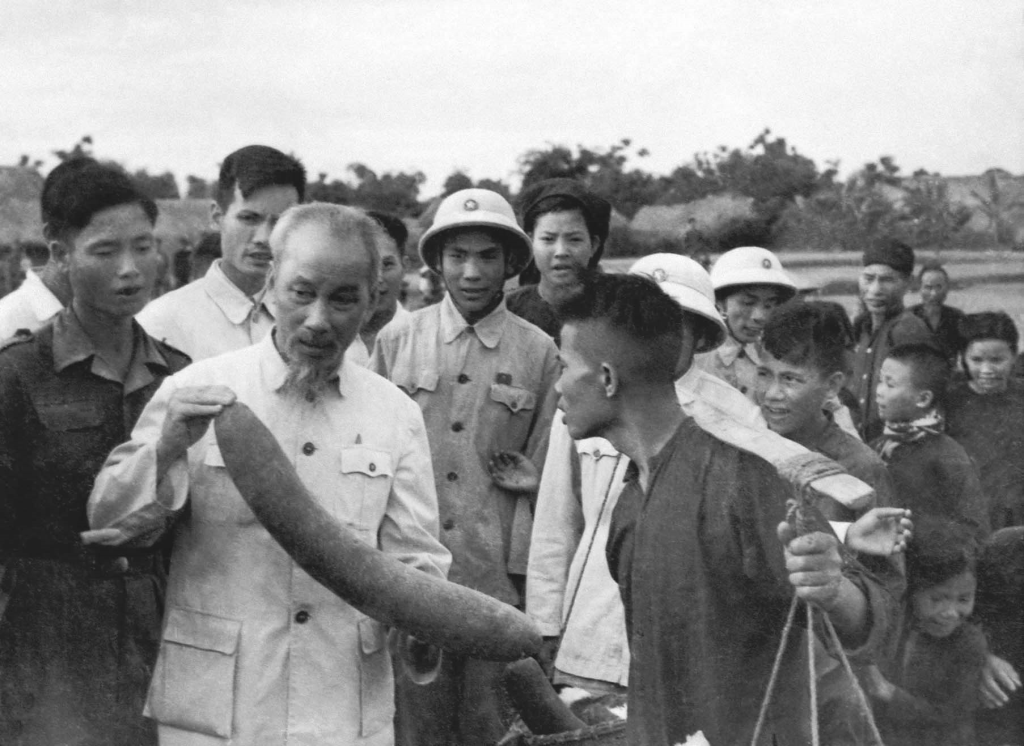 Nông dân xã Ái Quốc, huyện Nam Sách, tỉnh Hải Dương báo cáo kết quả sản xuất với Chủ tịch Hồ Chí Minh (ngày 31/5/1957). (Nguồn: hochiminh.vn)