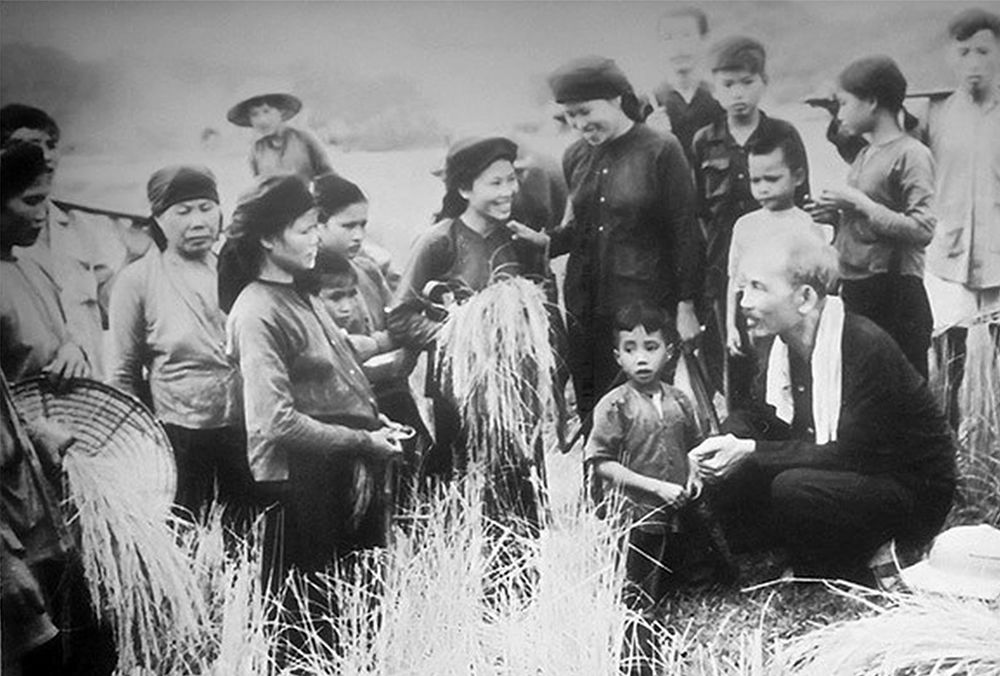 Chủ tịch Hồ Chí Minh nói chuyện cùng bà con nông dân xã Hùng Sơn, huyện Đại Từ, tỉnh Thái Nguyên ngày 20-9-1954