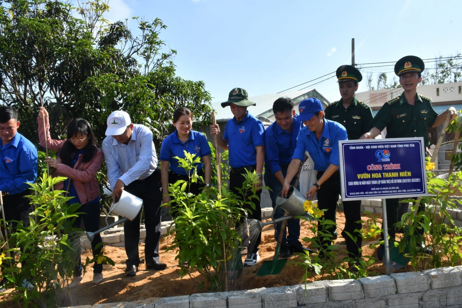 Đoàn viên, thanh niên thực hiện công trình “Vườn hoa thanh niên” tại xã An Hòa Hải, huyện Tuy An.