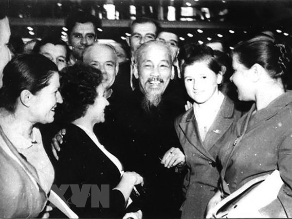 Chủ tịch Hồ Chí Minh với đại biểu Liên Xô và quốc tế tham dự Đại hội lần thứ 22 Đảng Cộng sản Liên Xô, diễn ra tại Moskva, tháng 10/1961. (Ảnh: Tư liệu TTXVN)