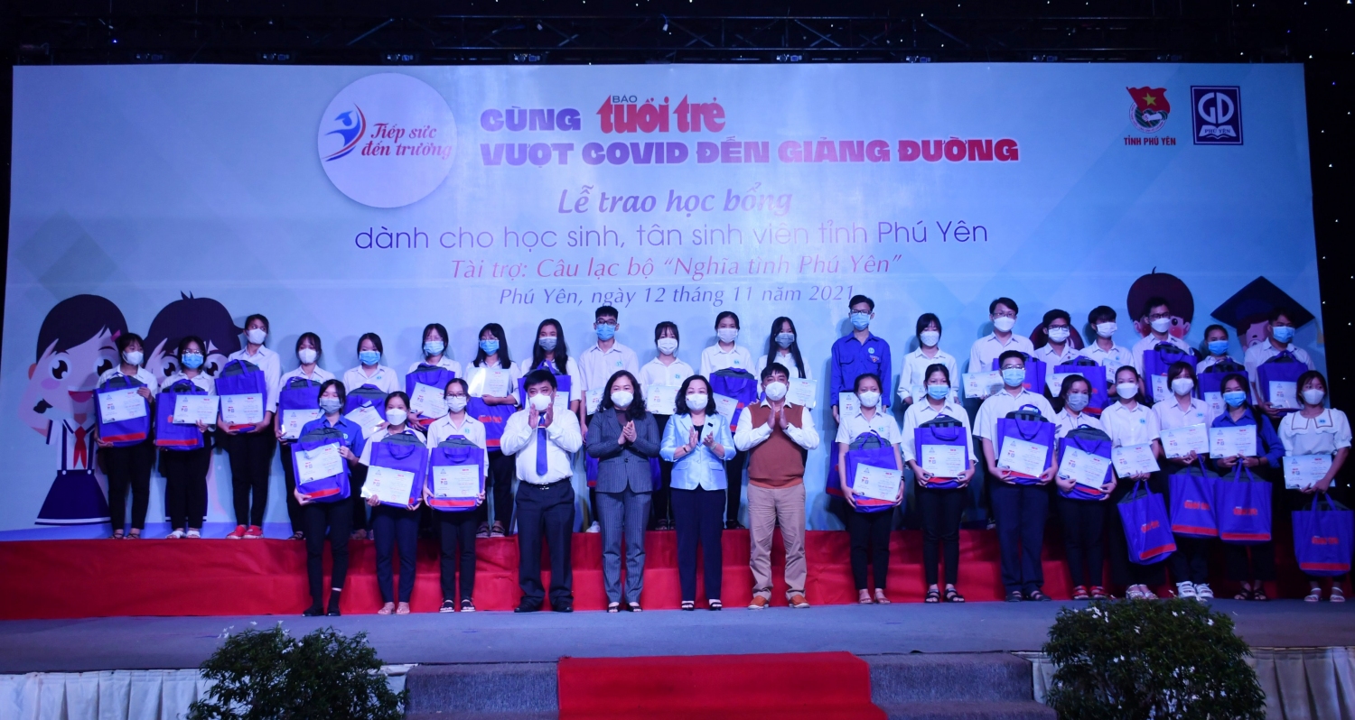 Các đồng chí lãnh đạo tỉnh Phú Yên và Ban Tổ chức cùng Nhà tài trợ trao học bổng “Tiếp sức đến trường” cho các tân sinh viên Phú Yên.