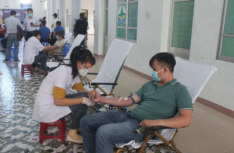 Một tình nguyện viên tham gia hiến máu tại chương trình “ATM hiến máu cứu người”.