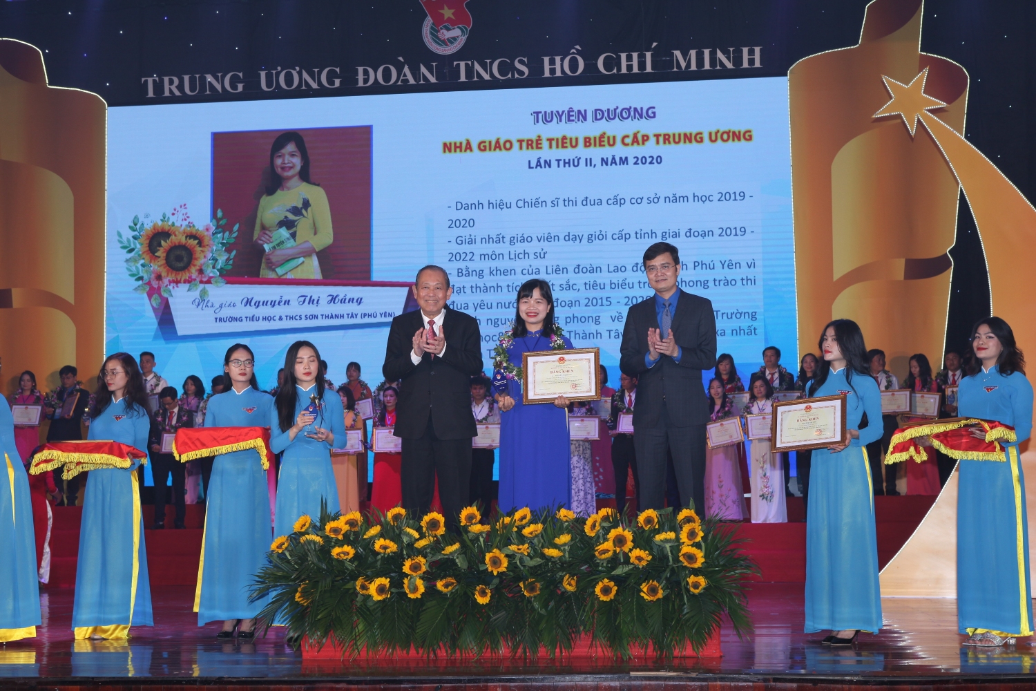 Chị Nguyễn Thị Hầng được Trung ương Đoàn tuyên dương Nhà giáo trẻ tiêu biểu cấp Trung ương lần thứ II, năm 2020.