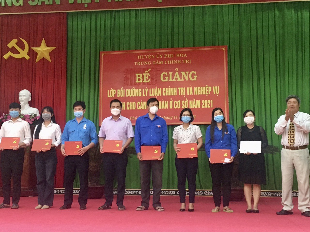 Ban Tổ chức trao giấy chứng nhận cho các học viên.