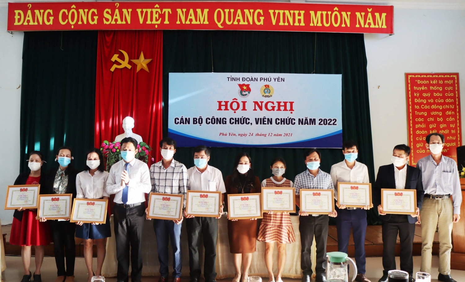 Đ/c Phan Xuân Hạnh - Thủ trưởng cơ quan Tỉnh Đoàn tặng bằng khen cho các cá nhân đã có thành tích trong công tác Đoàn và phong trào thanh thiếu nhi năm 2021.