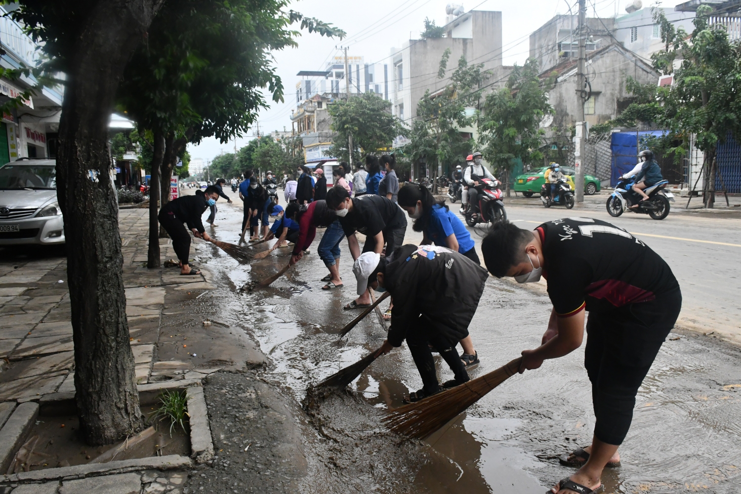 Đoàn viên, thanh niên tham gia dọn vệ sinh môi trường sau mưa lũ vừa gây ra trên địa bàn thành phố Tuy Hòa.