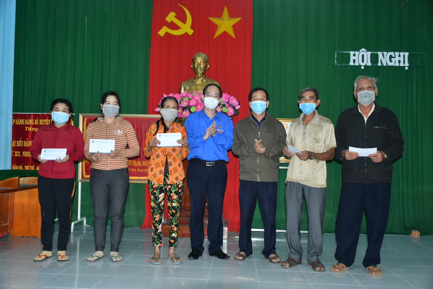 Đồng chí Trần Minh Trí - Phó Bí thư Tỉnh Đoàn trao quà cho người dân.