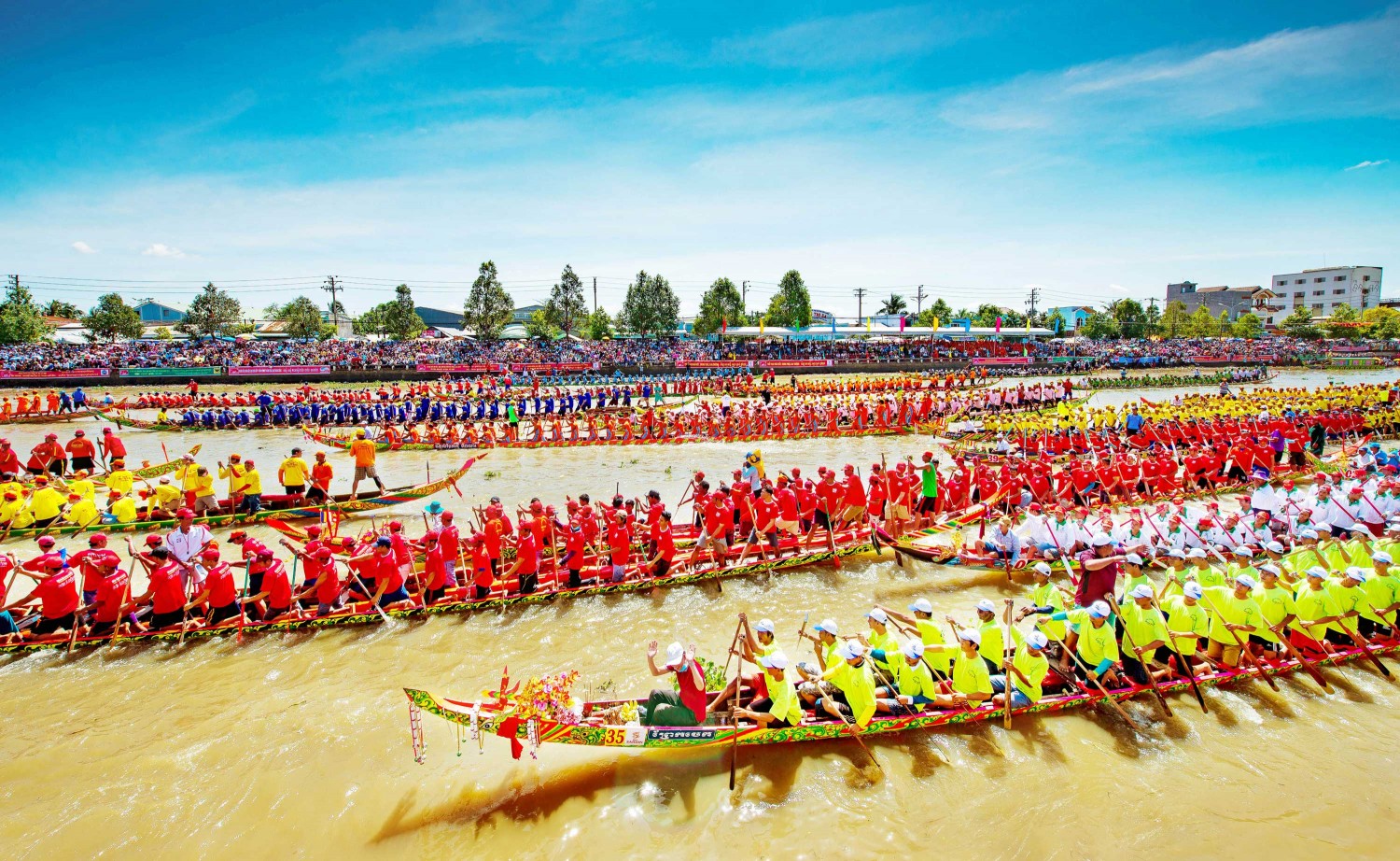 Đua ghe Ngo - lễ hội dân gian mang đậm nét văn hóa đặc trưng của đồng bào dân tộc Khmer ở đồng bằng Sông Cửu Long, tổ chức định kỳ hai năm/lần tại tỉnh Sóc Trăng_Ảnh: phuhunglife.com