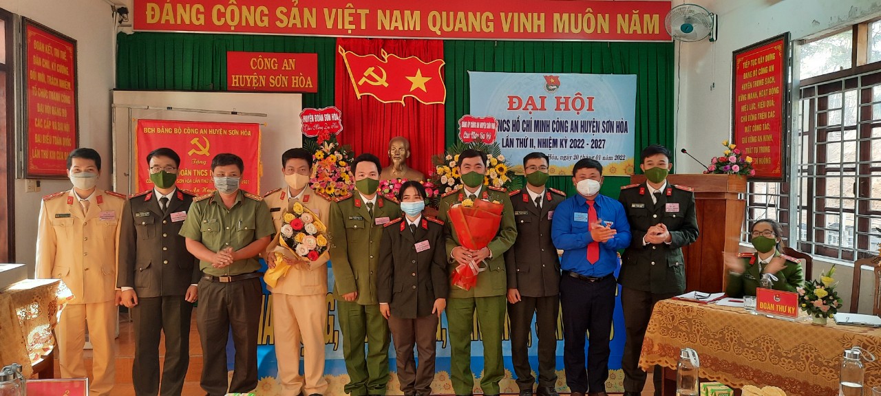 Đồng chí Cao Minh Sang tặng hoa chúc mừng Ban Chấp hành Đoàn TNCS Hồ Chí Minh Công an huyện Sơn Hòa khóa II.