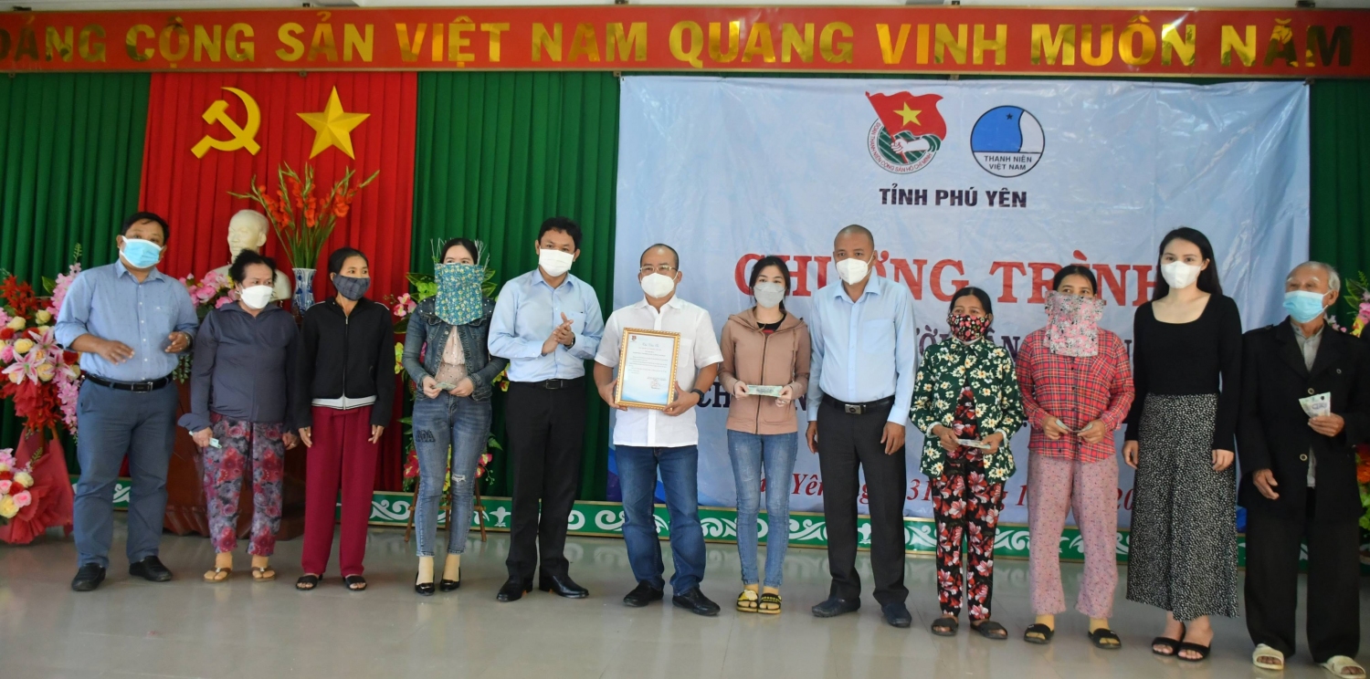 Đ/c Phan Xuân Hạnh - Tỉnh ủy viên, Bí thư Tỉnh Đoàn và các doanh nhân trao tặng quà cho người dân xã Hòa Trị.
