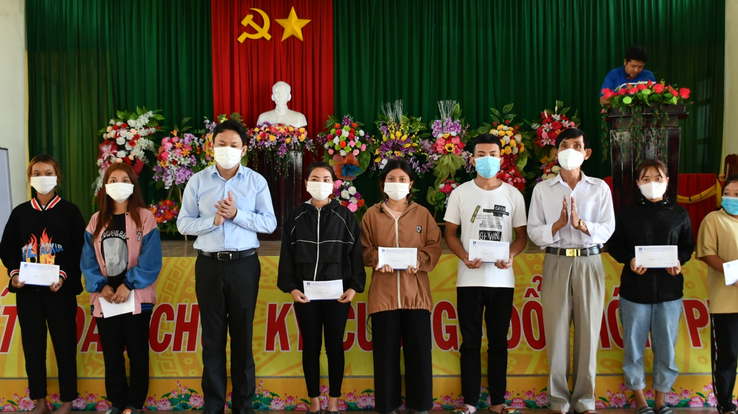 Đồng chí Phan Xuân Hạnh - Tỉnh ủy viên, Bí thư Tỉnh Đoàn trao tặng quà tết cho các hộ gia đình chính sách trên địa bàn xã Xuân Lãnh.