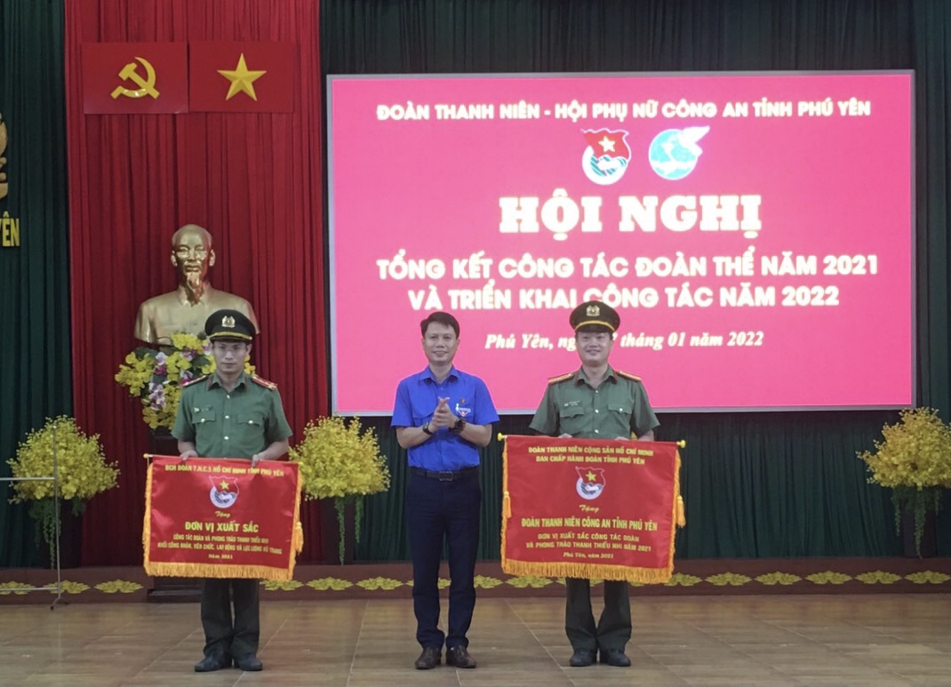 Đồng chí Lương Minh Tùng - Phó Bí thư Tỉnh Đoàn, Chủ tịch Hội LHTN Việt Nam tỉnh tặng cờ thi đua cho các tập thể đã có thành tích xuất sắc trong công tác Đoàn và phong trào thanh niên năm 2021.