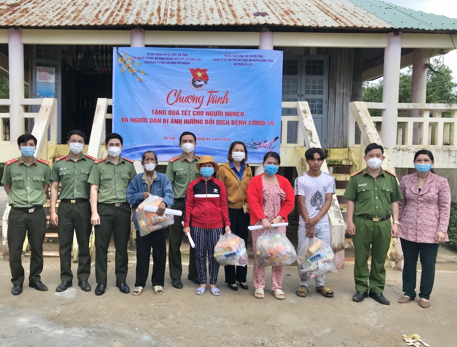 Đoàn trao tặng quà cho người dân ở xã Đa Lộc, huyện Đồng Xuân.