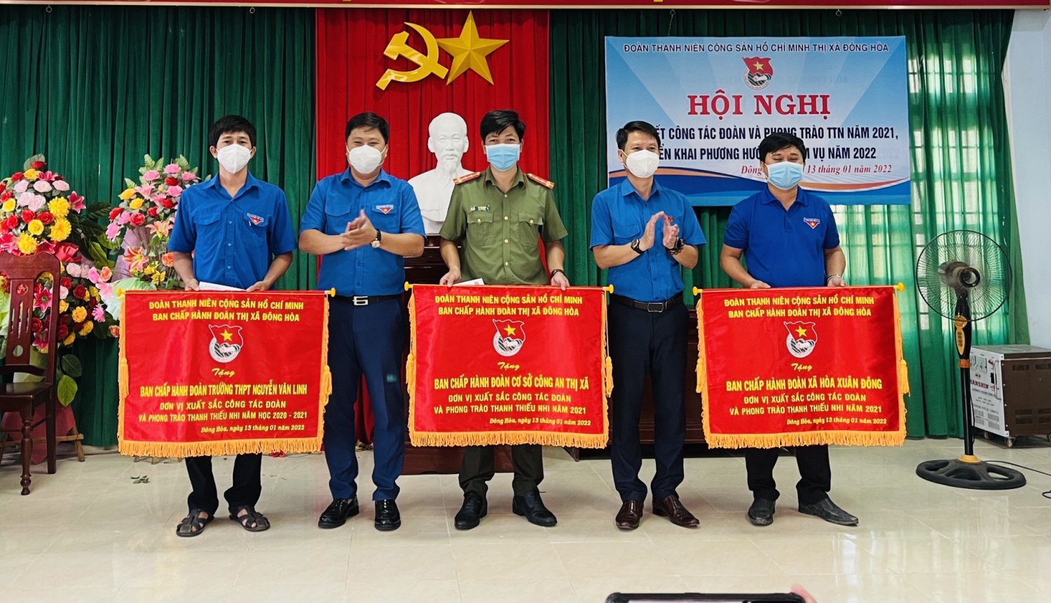 Đồng chí Lương Minh Tùng - Phó Bí thư Tỉnh Đoàn, Chủ tịch Hội LHTN Việt Nam tỉnh và Thường trực Thị Đoàn Đông Hòa trao cờ thi đua dẫn đầu năm 2021 cho các đơn vị.