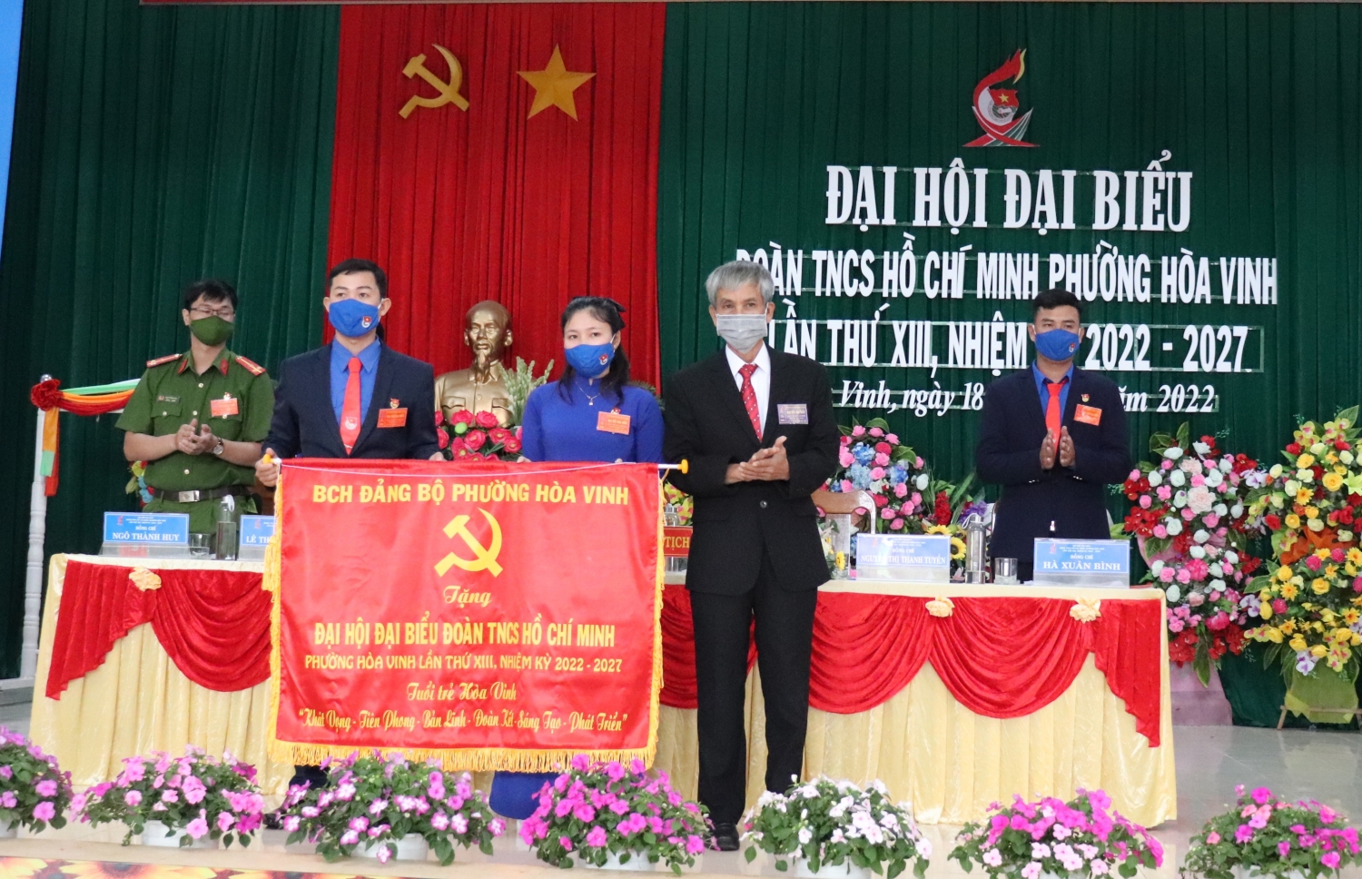 Đảng bộ phường Hòa Vinh tặng bức trướng cho Đại hội mang dòng chữ “Tuổi trẻ Hòa Vinh khát vọng, tiên phong, bản lĩnh, đoàn kết, sáng tạo, phát triển”.