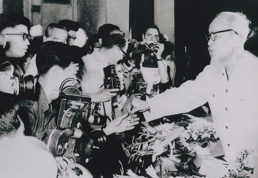 Chủ tịch Hồ Chí Minh tặng hoa nhà quay phim Phan Thế Hùng, Xưởng phim Vô tuyến Truyền hình, nhân ngày Quốc tế Lao động 1-5-1968. Ảnh: Thông tấn xã Việt Nam