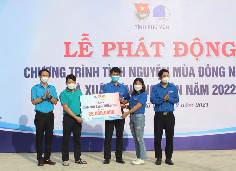 Tỉnh đoàn, Thành đoàn Tuy Hòa trao tặng công trình khu vui chơi cho thiếu nhi ở xã An Phú (TP Tuy Hòa). Ảnh: LỆ VĂN