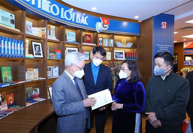 Đại biểu tham quan trưng bày Tủ sách "Thanh niên học và làm theo lời Bác" tại Hà Nội, ngày 17/1/2022. (Ảnh: Văn Điệp/TTXVN)