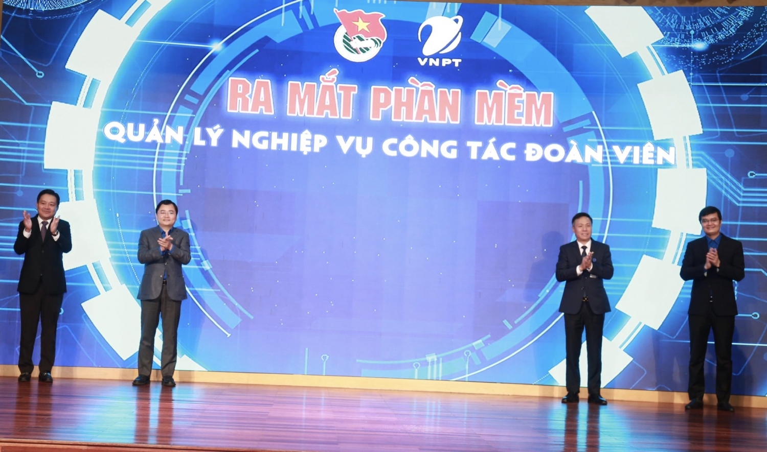 Các đồng chí Lãnh đạo Trung ương Đoàn TNCS Hồ Chí Minh và Tập đoàn Bưu Chính viễn thông Việt Nam - VNPT thực hiện nghi thức ra mắt phần mềm.