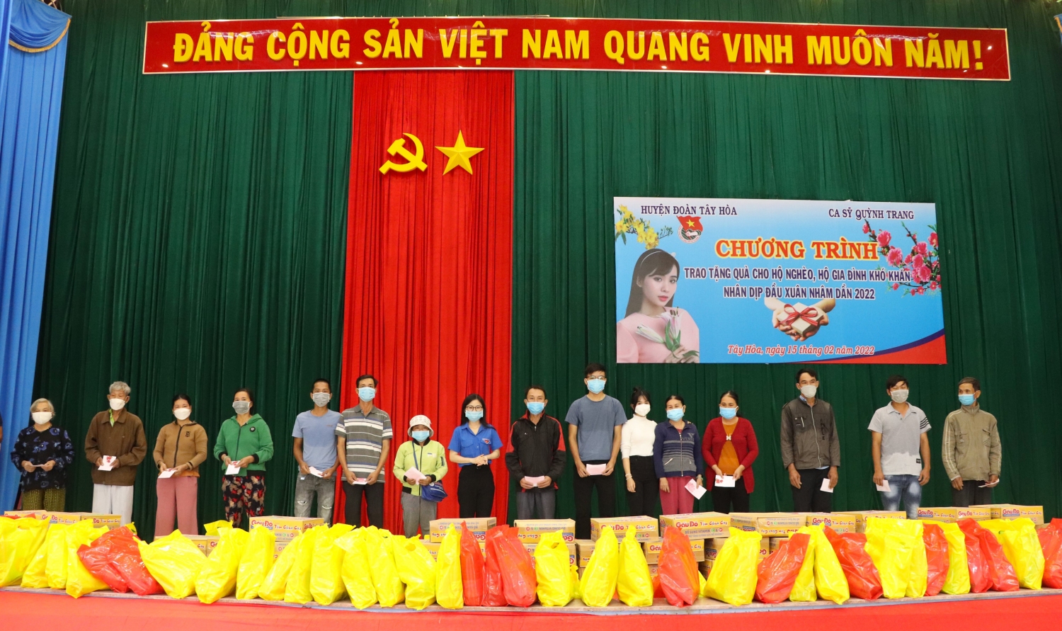 Ban Tổ chức trao tặng quà cho các gia đình thuộc diện hộ nghèo ở huyện Tây Hòa.