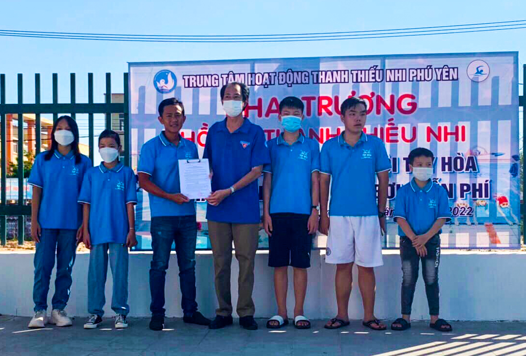 Anh Trần Thanh Khải - Giám đốc Trung tâm hoạt động Thanh thiếu nhi Phú Yên trao quyết định thành lập Câu lạc bộ Bơi lội Tuy Hòa trực thuộc Trung tâm.