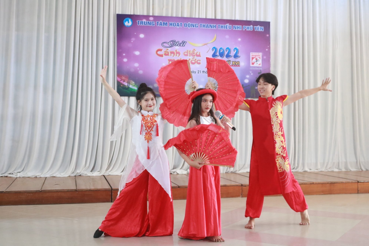 Thí sinh biểu diễn tiết mục hát đơn ca có múa phụ họa tại Vòng bán kết Giải “Cánh diều mơ ước” lần thứ XVI năm 2022.