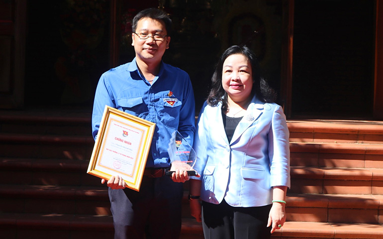 Đồng chí Cao Thị Hòa An, Phó Bí thư thường trực Tỉnh ủy, Chủ tịch HĐND tỉnh trao giải thưởng Lý Tự Trọng năm 2022 của Trung ương Đoàn cho Phó Bí thư Thành đoàn Tuy Hòa Nguyễn Huỳnh Bảo.