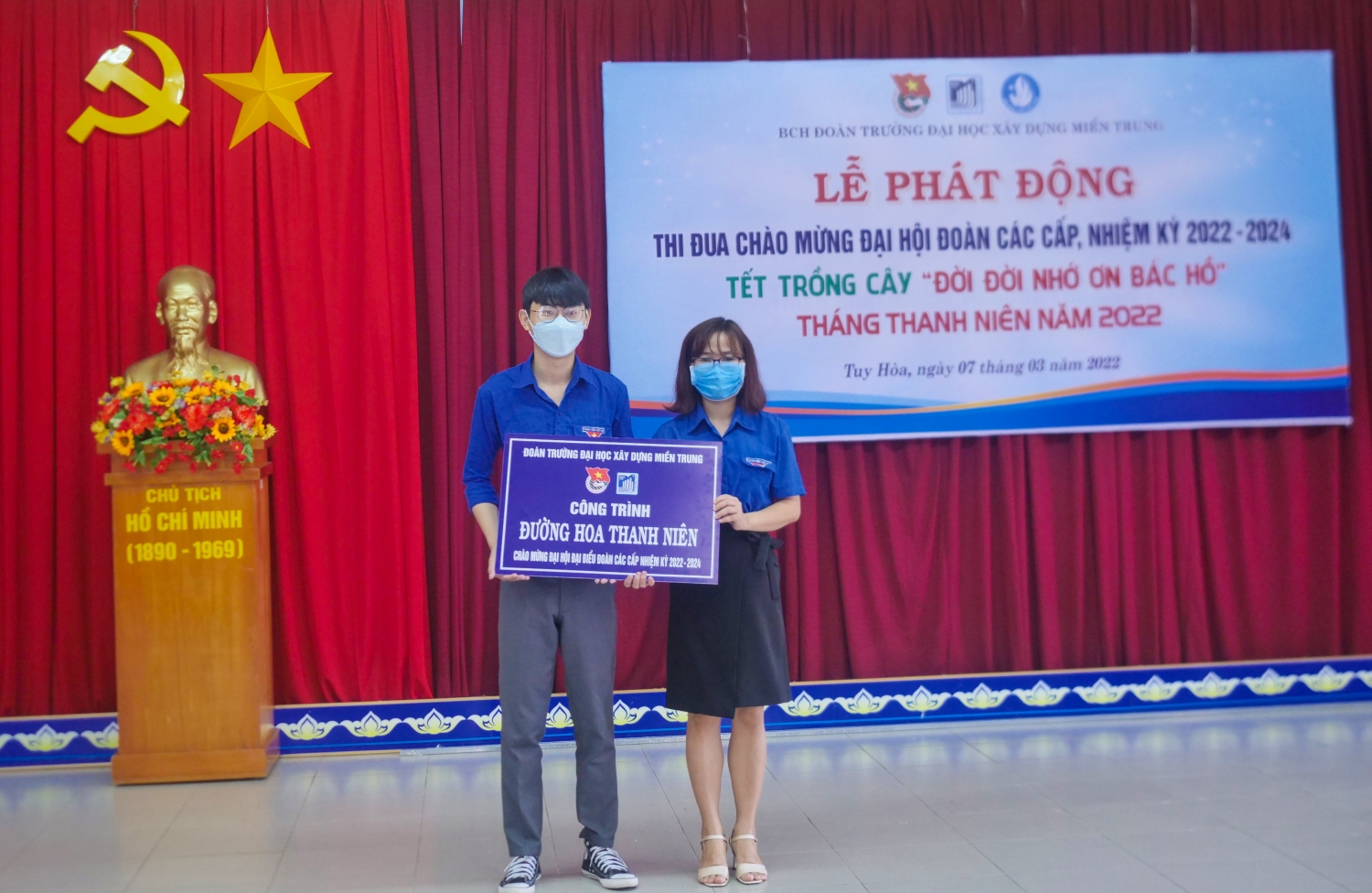 Đồng chí Nguyễn Thị Thu Trang trao bảng tượng trưng thực hiện công trình “Vườn hoa thanh niên” cho Liên chi đoàn khoa Xây dựng.