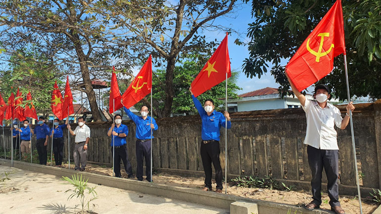 Huyện đoàn Phú Hòa và Đoàn Khối Cơ quan, doanh nghiệp tỉnh thực hiện công trình Sắc cờ quê hương chào mừng đại hội đoàn các cấp.