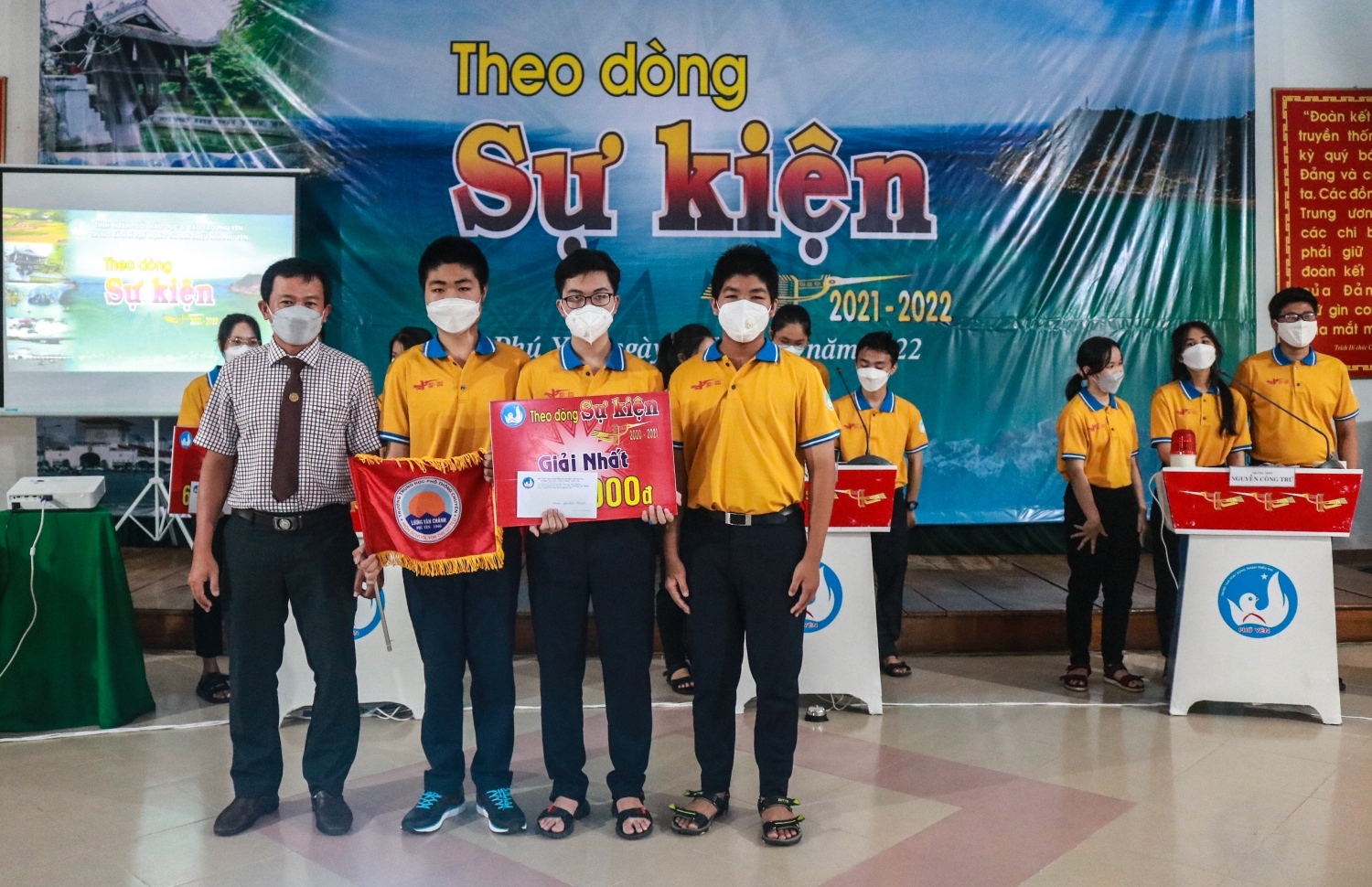 Ban Tổ chức trao giải nhất vòng loại số đầu tiên cho Trường THPT Chuyên Lương Văn Chánh (TP. Tuy Hòa).