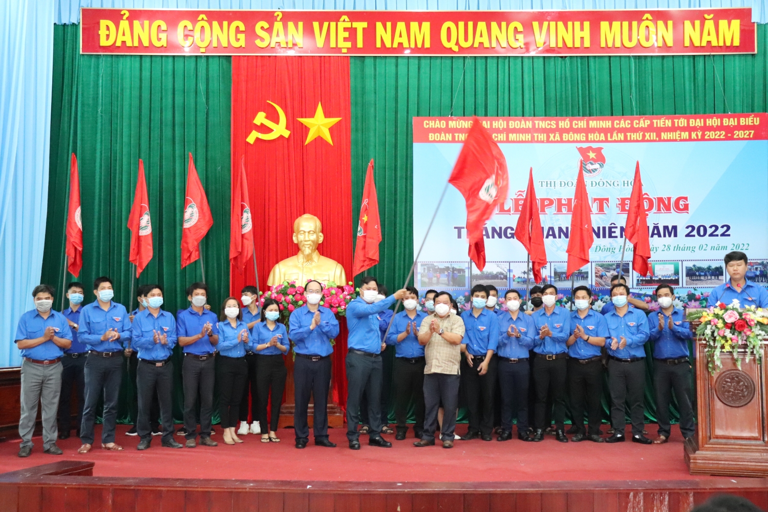 Thường trực Tỉnh Đoàn cùng các đồng chí lãnh đạo Thị xã Đông Hòa và Thị Đoàn thực hiện nghi thức phất cờ khởi động Tháng Thanh niên năm 2022.