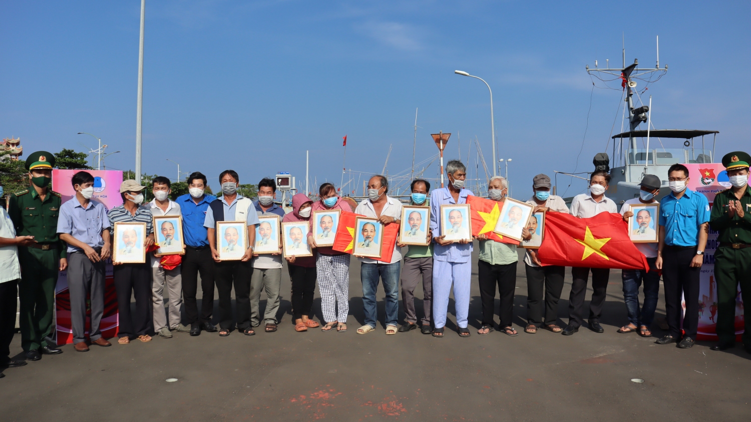 Các đơn vị trao tặng lá cờ Tổ quốc và bức ảnh Bác Hồ cho ngư dân phường 6 và phường Phú Đông (thành phố Tuy Hòa).