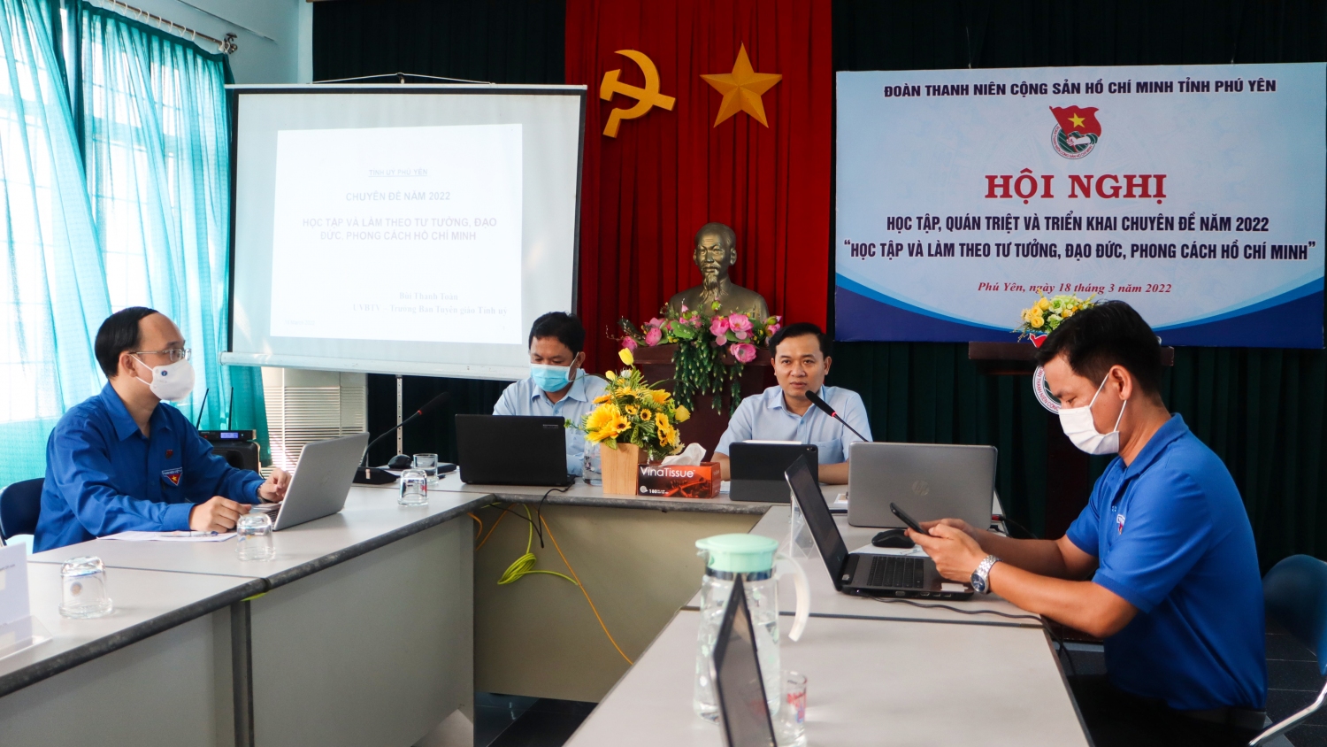 Đồng chí Bùi Thanh Toàn - Ủy viên Ban Thường vụ Tỉnh ủy, Trưởng Ban Tuyên giáo Tỉnh ủy báo cáo chuyên đề năm 2022 “Học tập và làm theo tư tưởng, đạo đức, phong cách Hồ Chí Minh”.
