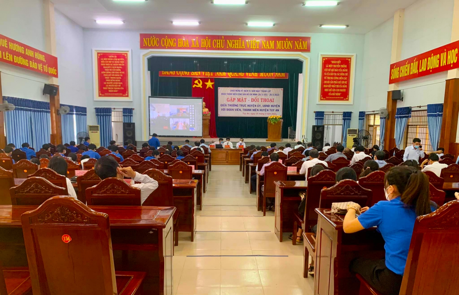 Quang cảnh Lãnh đạo  huyện Tuy An gặp mặt đối thoại với đoàn viên, thanh niên để chuẩn bị Đại hội Đoàn cấp huyện
