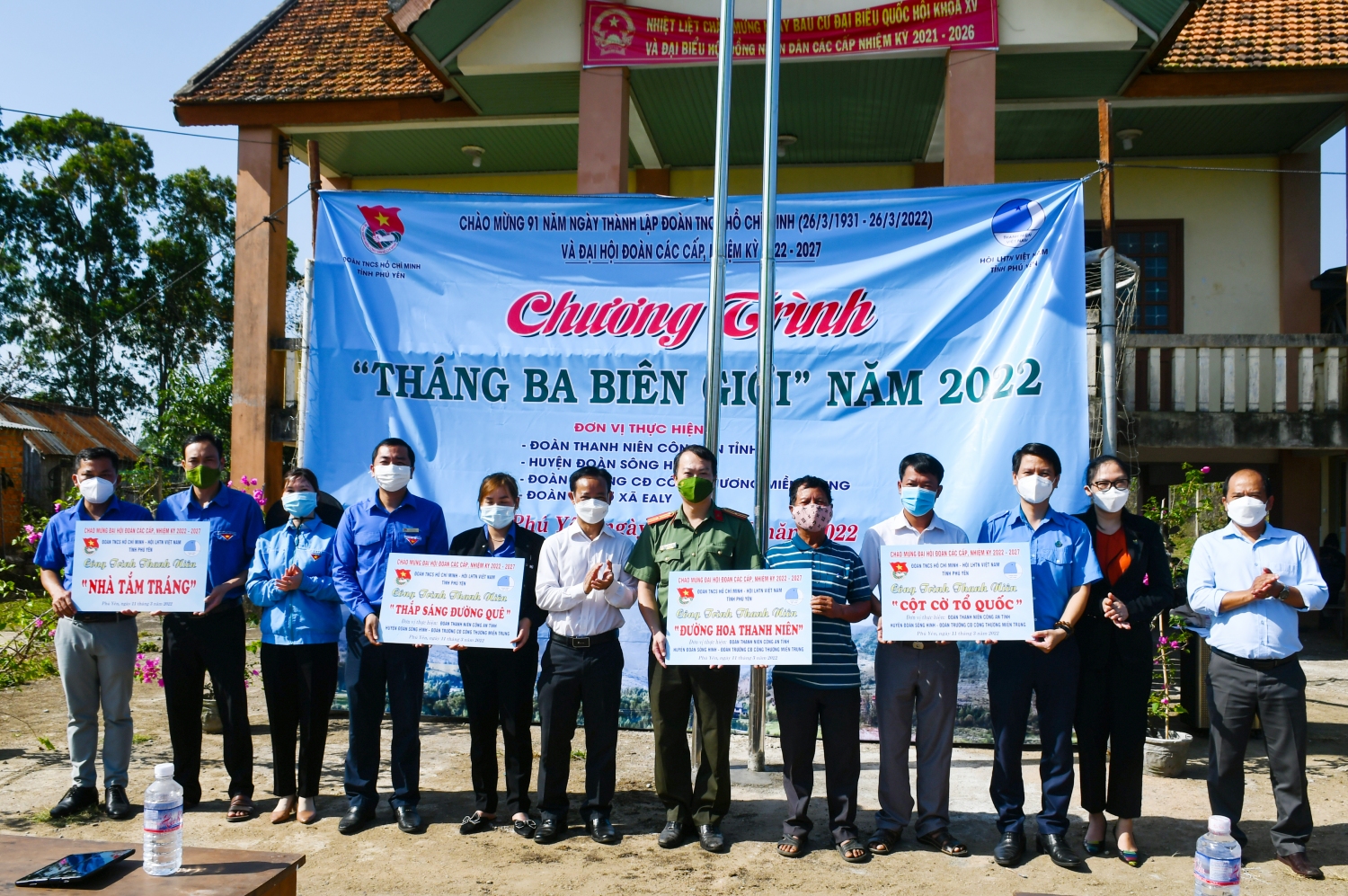Tỉnh Đoàn, Hội LHTN Việt Nam tỉnh cùng các đơn vị trao bảng tượng trưng các công trình thanh niên cho địa phương xã Ea Ly.