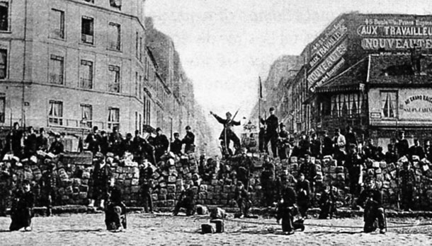Một chướng ngại vật do lực lượng cách mạng dựng lên trên đường phố Pari, ngày 18/3/1871 (Ảnh tư liệu)