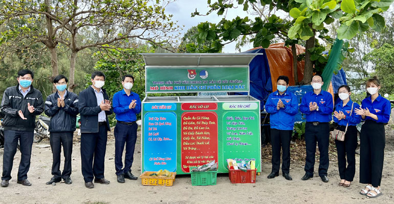 Thường trực Tỉnh đoàn cùng lãnh đạo xã An Hòa Hải (huyện Tuy An) và đoàn viên thanh niên khánh thành mô hình khu dân cư phân loại rác sau Lễ phát động Tháng Thanh niên năm 2022.