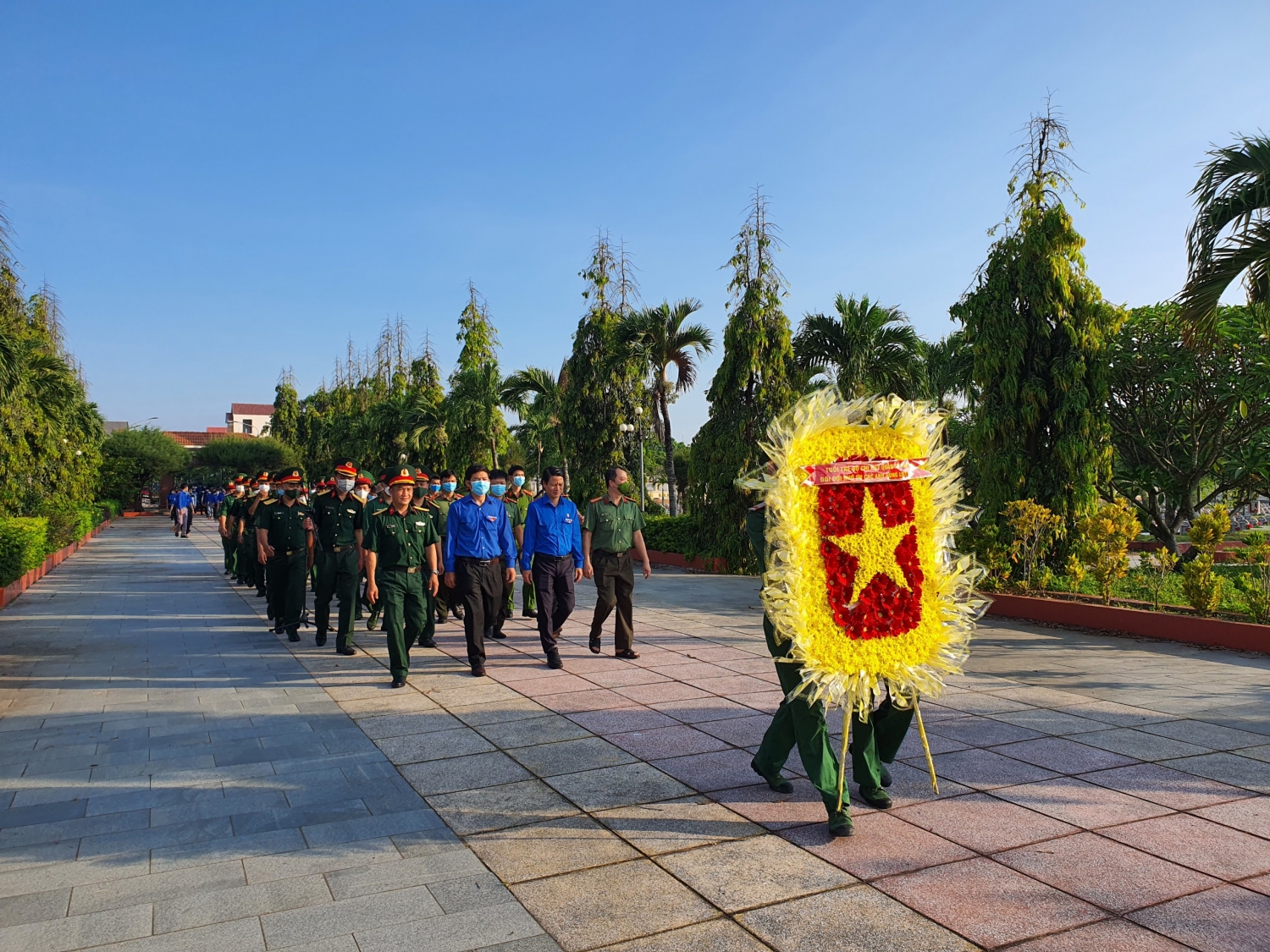hường trực Tỉnh Đoàn và đoàn viên, thanh niên tham gia đặt vòng hoa tưởng niệm các anh hùng liệt sĩ tại Đài tưởng niệm Nghĩa trang Liệt sĩ tỉnh.